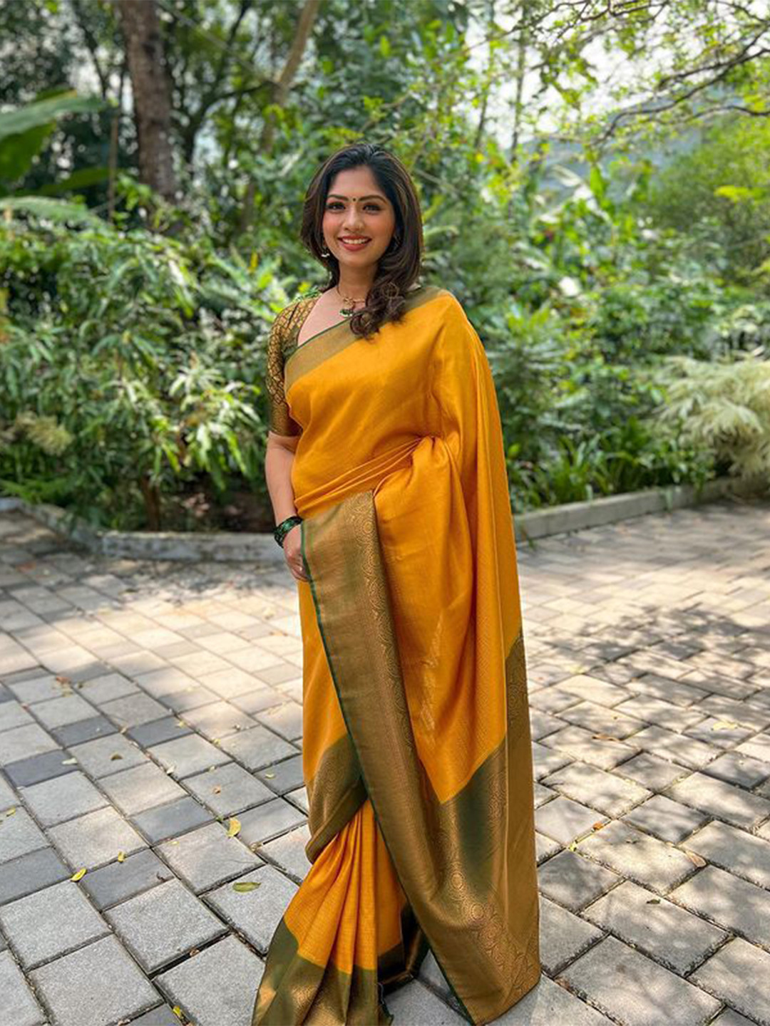 

AVANTIKA FASHION Ethnic Motifs Woven Design Zari Pure Silk Kanjeevaram Saree, Yellow