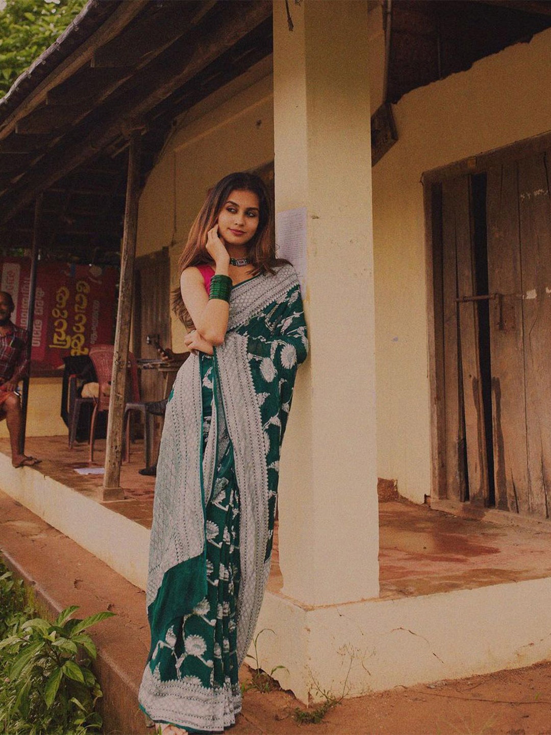 

AVANTIKA FASHION Floral Woven Design Zari Pure Silk Kanjeevaram Saree, Green