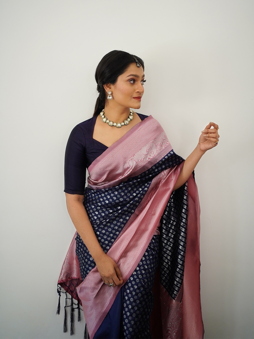 

AVANTIKA FASHION Woven Design Zari Pure Silk Kanjeevaram Saree, Blue