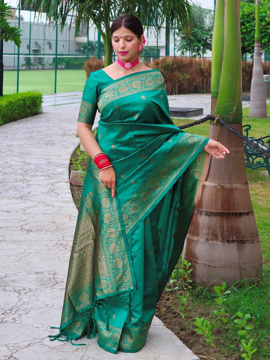 

AVANTIKA FASHION Woven Design Zari Pure Silk Kanjeevaram Saree, Green