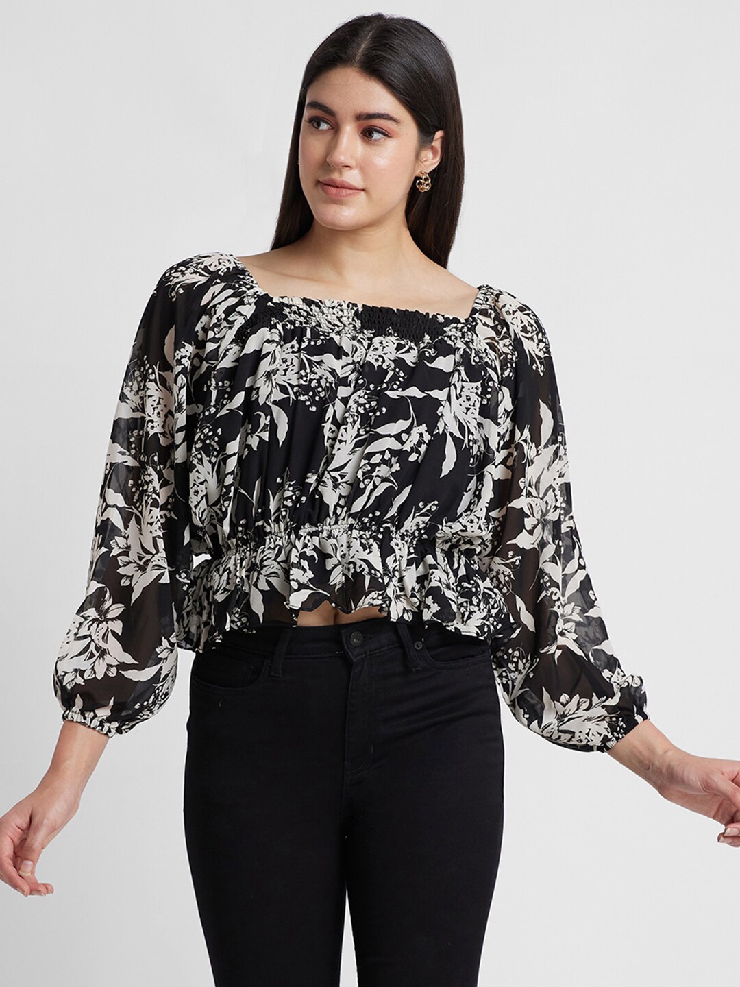 

Globus Floral Printed Puff Sleeves Cinched Waist Crop Top, Black