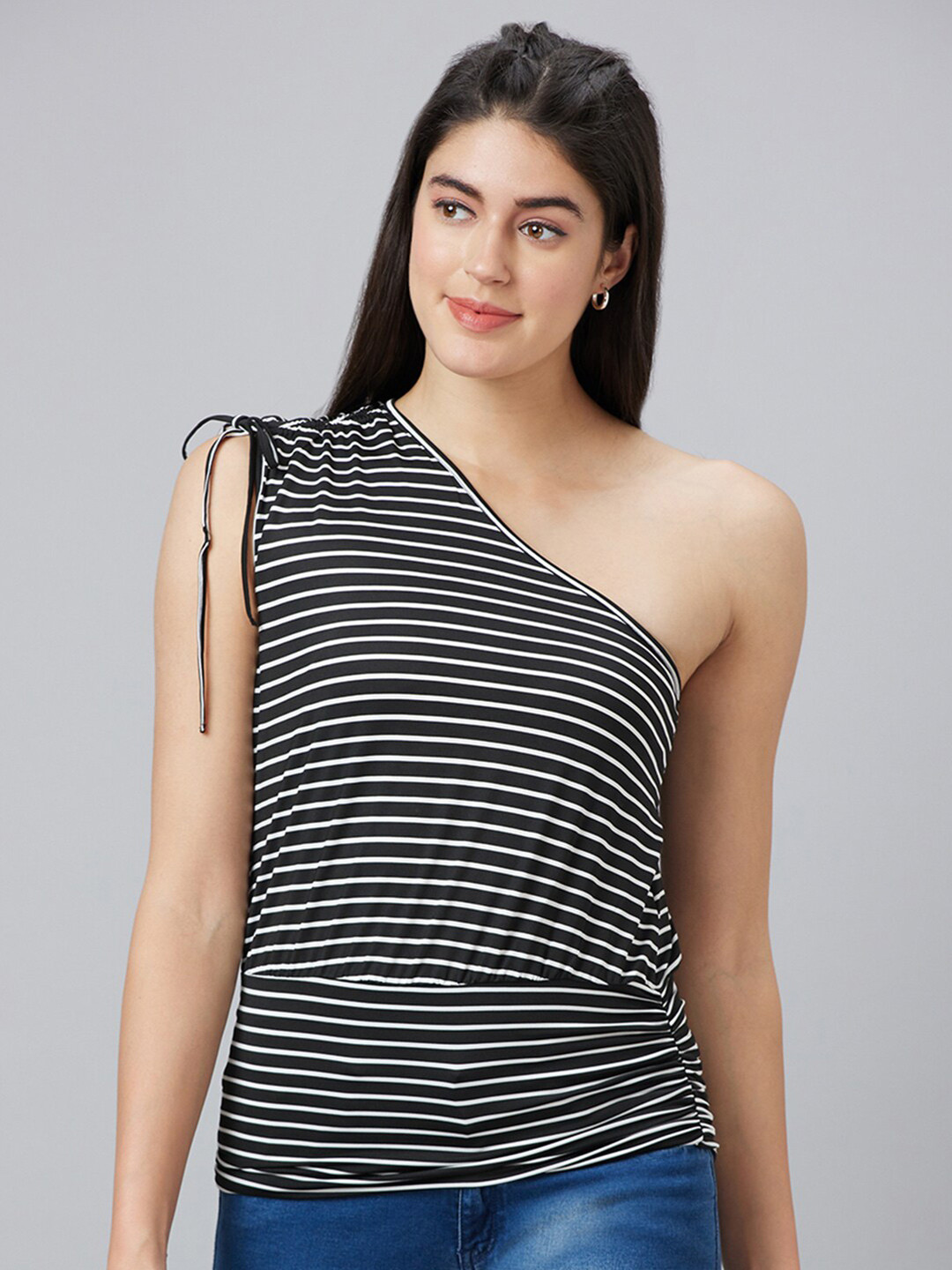 

Globus Monochrome Striped Tie-Up One Shoulder Top, Black