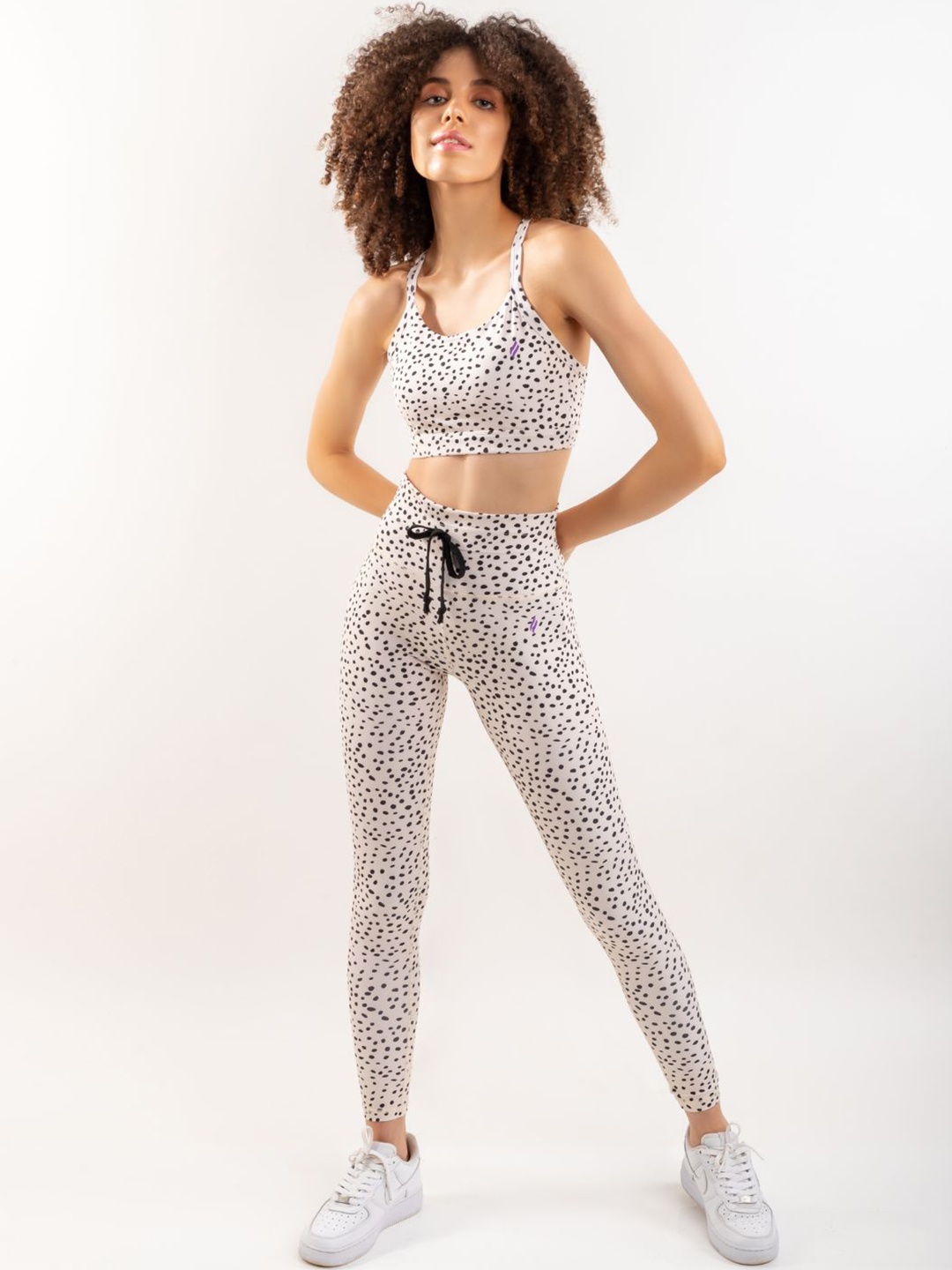 

SKNZ Abstract Printed Non Padded Non Wired All Day Comfort Seamless Sports Bra, White
