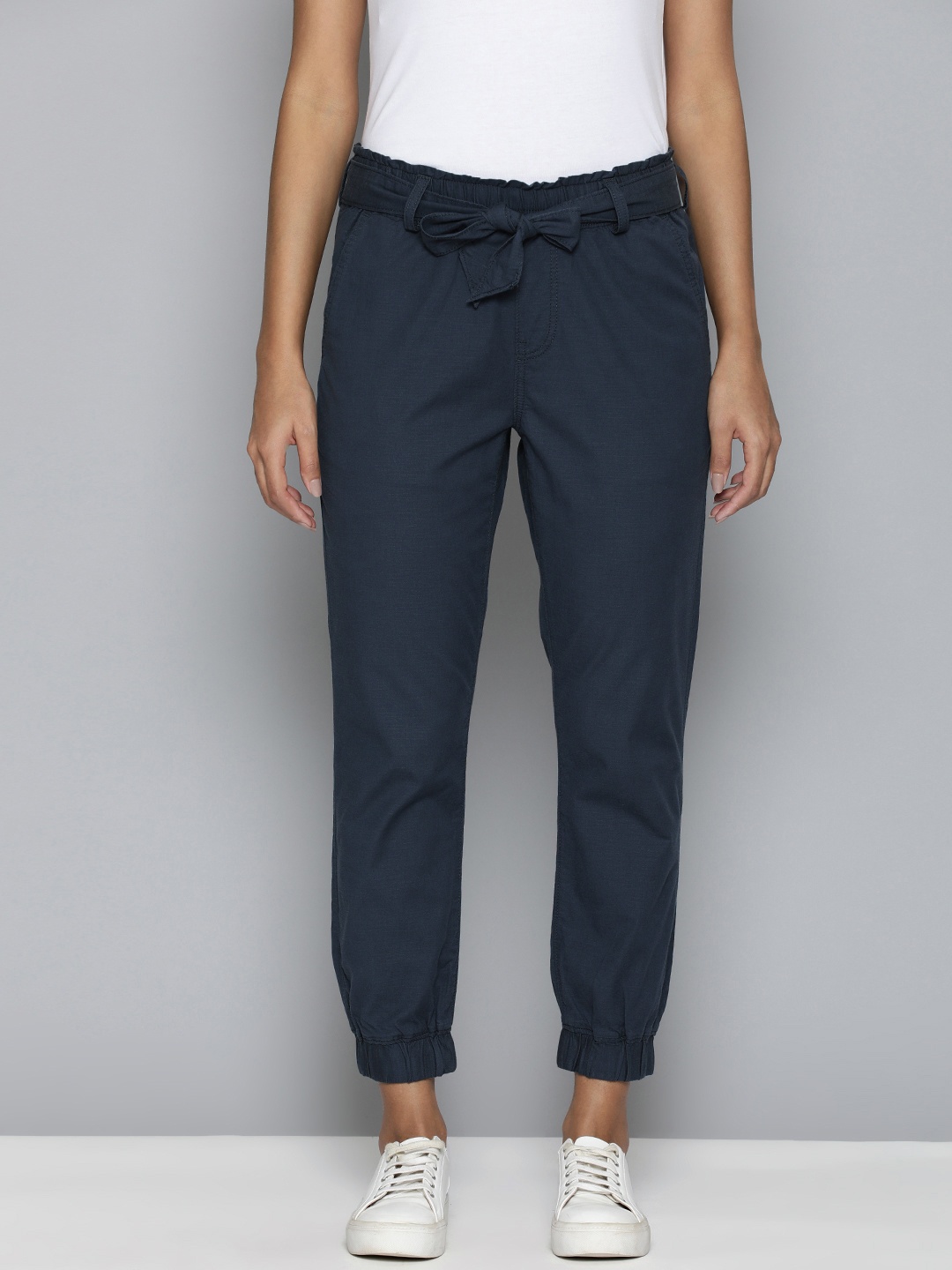 

Levis Women Solid Mid-Rise Regular Fit Joggers Comes With A Belt, Navy blue