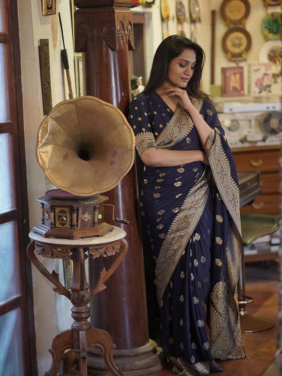 

AVANTIKA FASHION Ethnic Motifs Woven Design Zari Pure Silk Kanjeevaram Saree, Navy blue