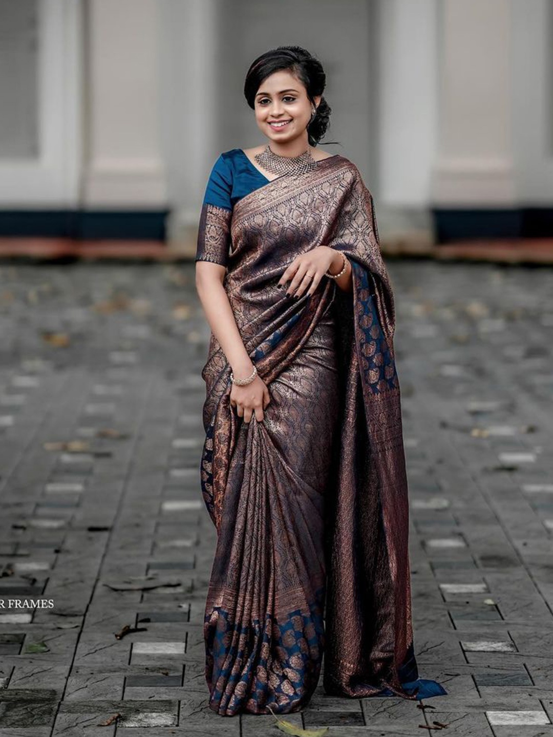 

AVANTIKA FASHION Ethnic Motifs Woven Design Zari Pure Silk Kanjeevaram Saree, Blue