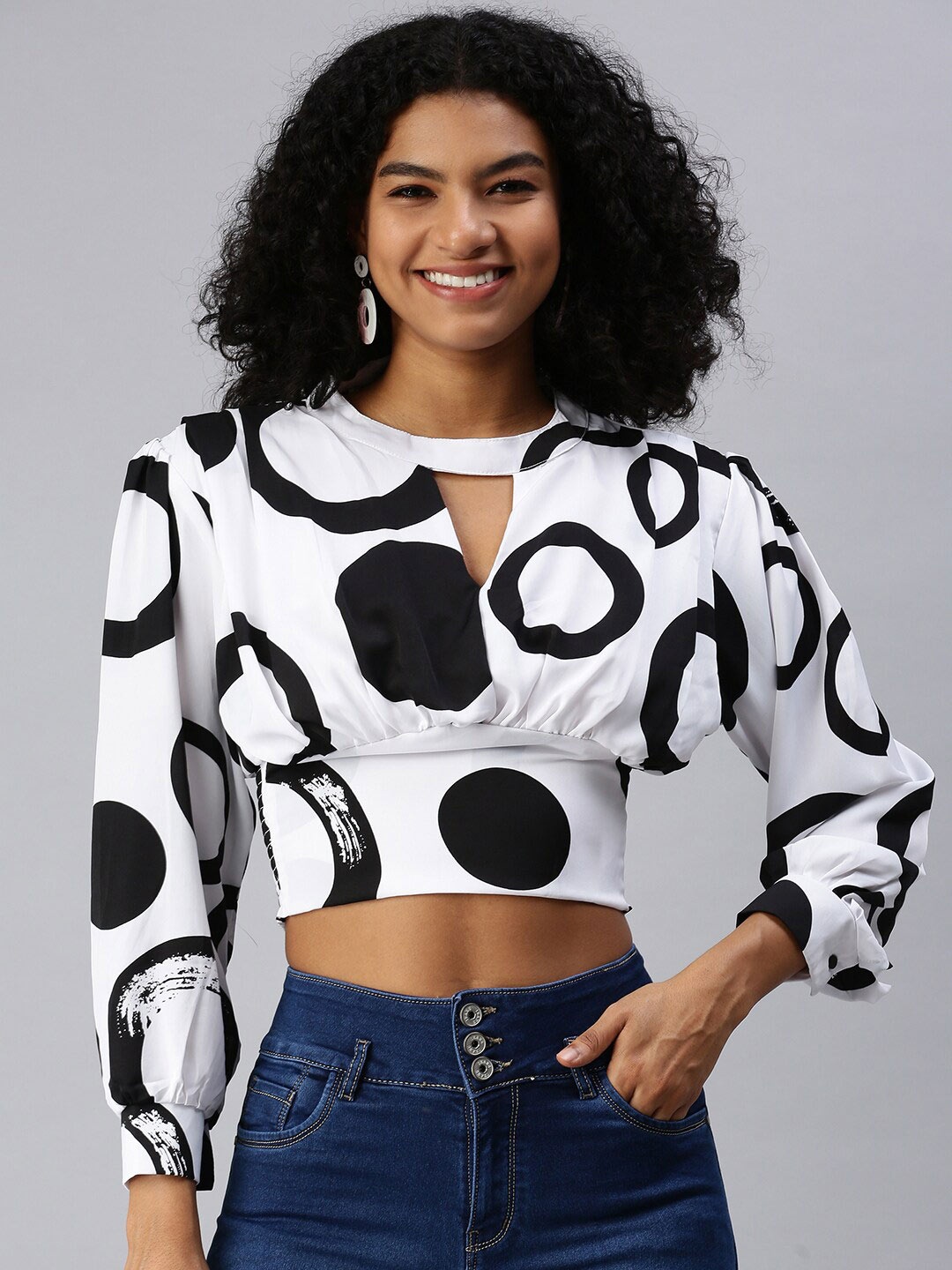 

SHOWOFF Geometric Print Cuffed Sleeves Crepe Blouson Crop Top, White