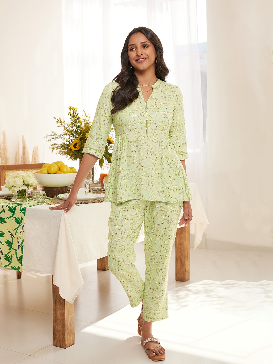 

AURELIA Floral Printed Waist Tie-Up Kurti With Trousers, Green