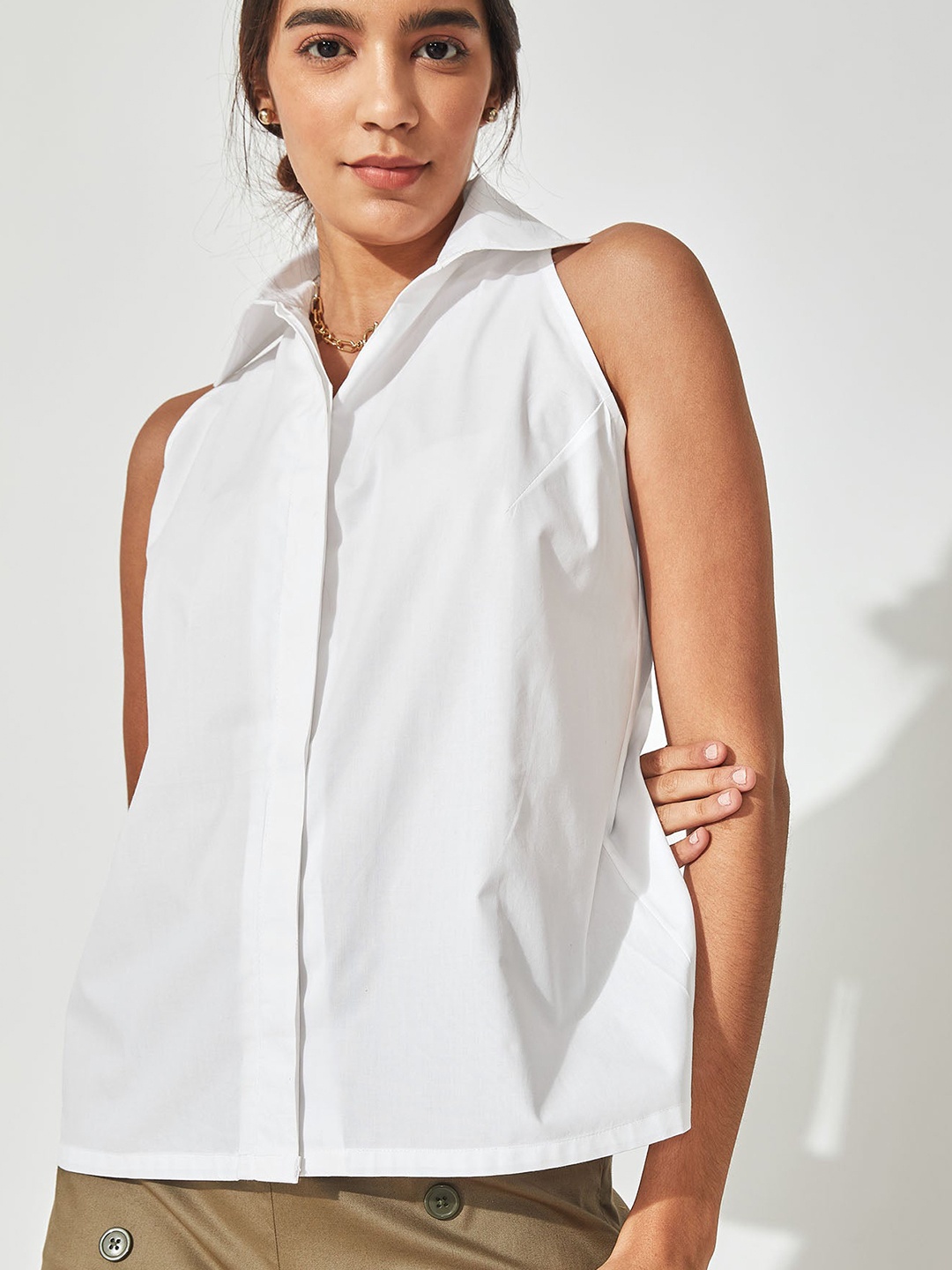 

The Label Life Spread Collar Sleeveless Cotton Casual Shirt, White