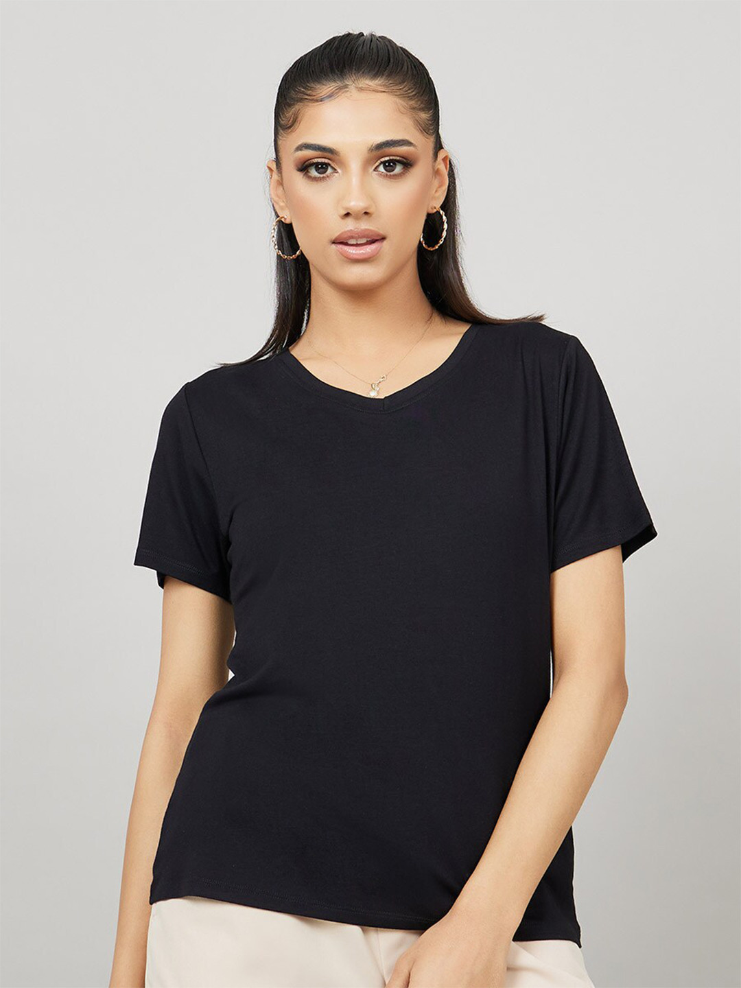 

Styli V-Neck T-shirt, Black