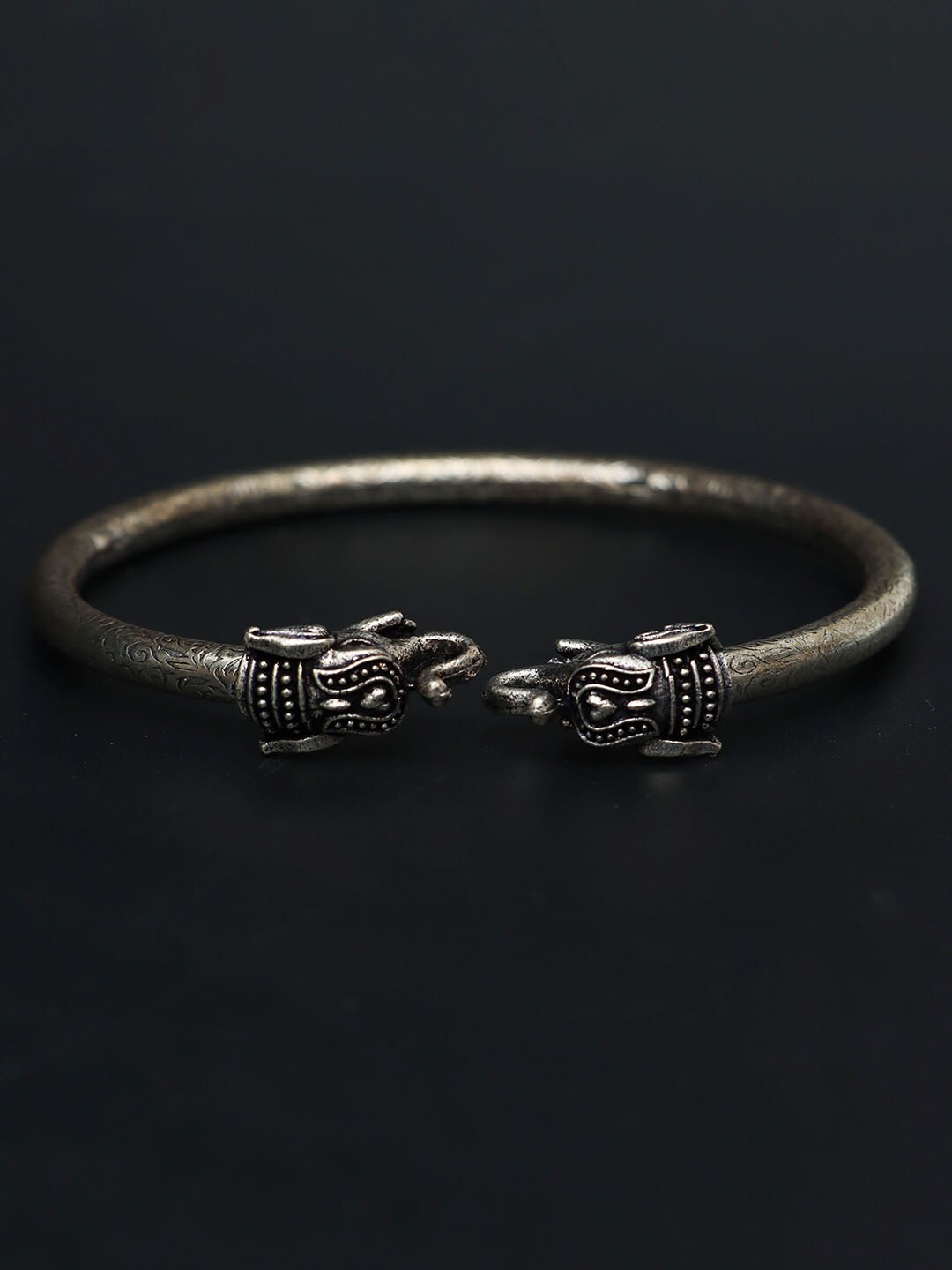 

Ozanoo Women Brass Oxidised Silver-Plated Kada Bracelet