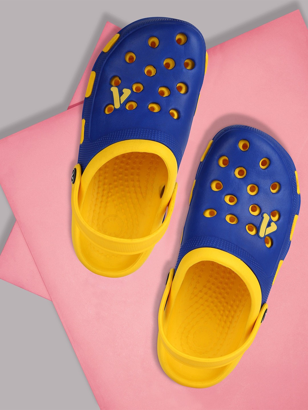 

Aqualite Men Round Toe Slip On Clogs, Blue