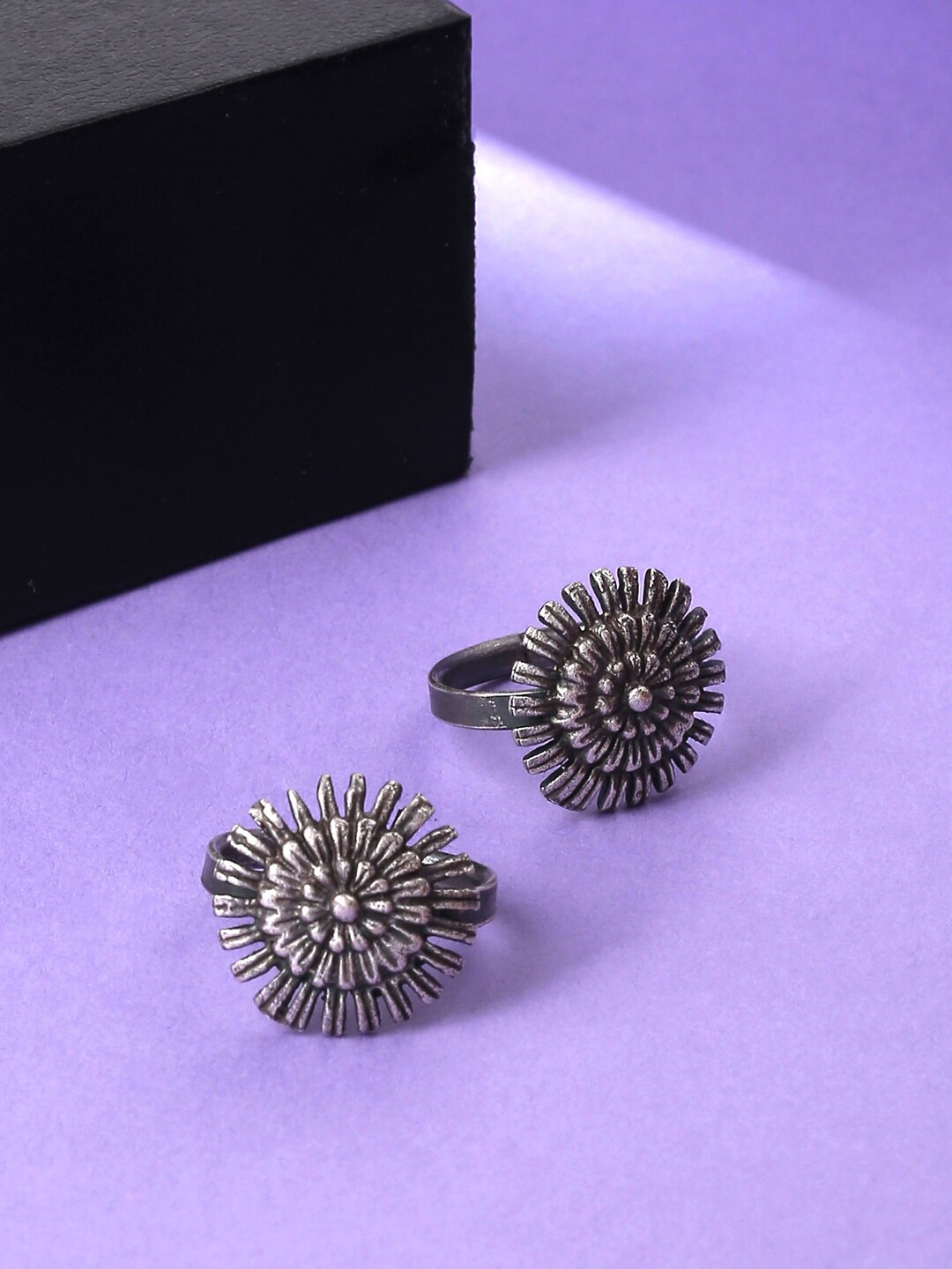 

VIRAASI Silver-Plated Oxidised Floral Design Toe Rings