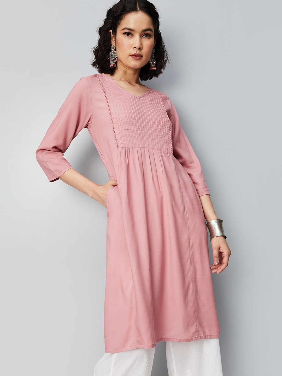 

max Round Neck Thread Work Straight Kurta, Pink