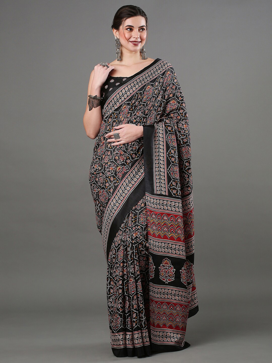 

Mitera Ethnic Motifs Printed Saree, Black