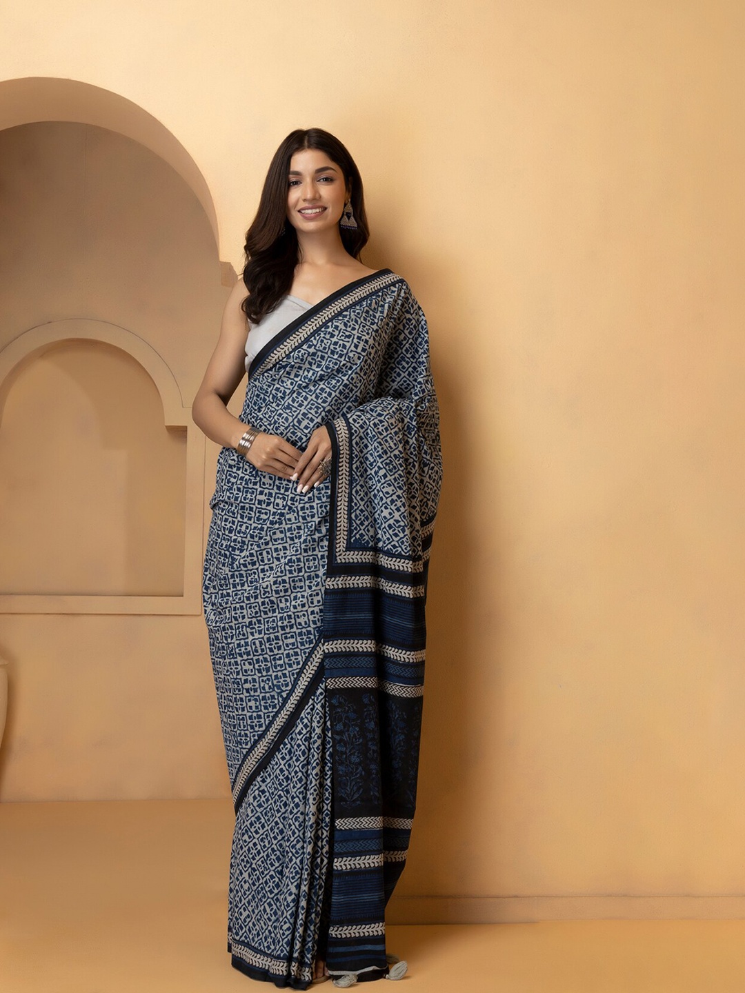 

Geroo Jaipur Ethnic Motifs Block Printed Pure Cotton Bagru Saree, White