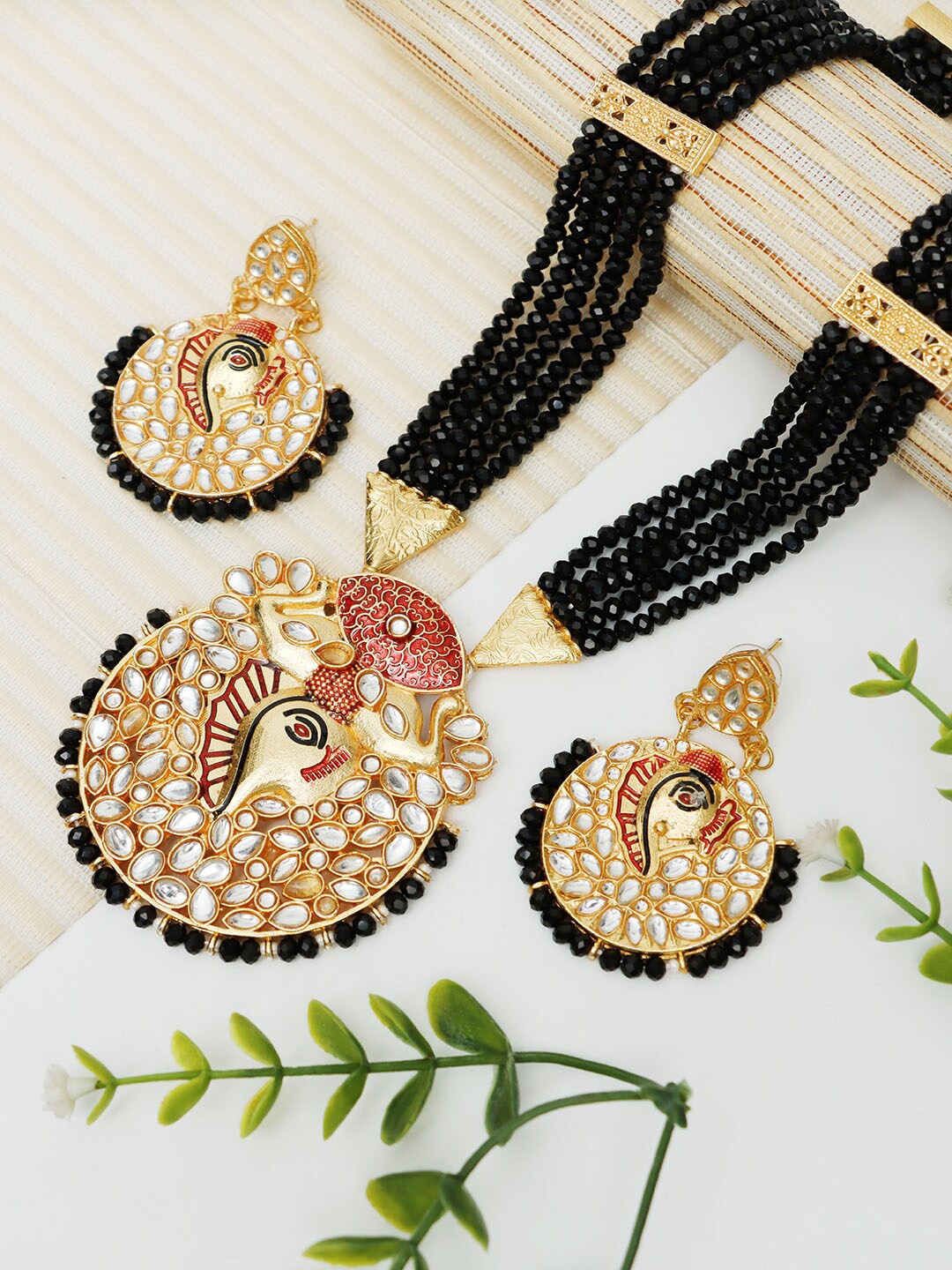 

Ozanoo Gold-Plated Kundan-Studded & Pearl Beaded Jewellery Set, Black