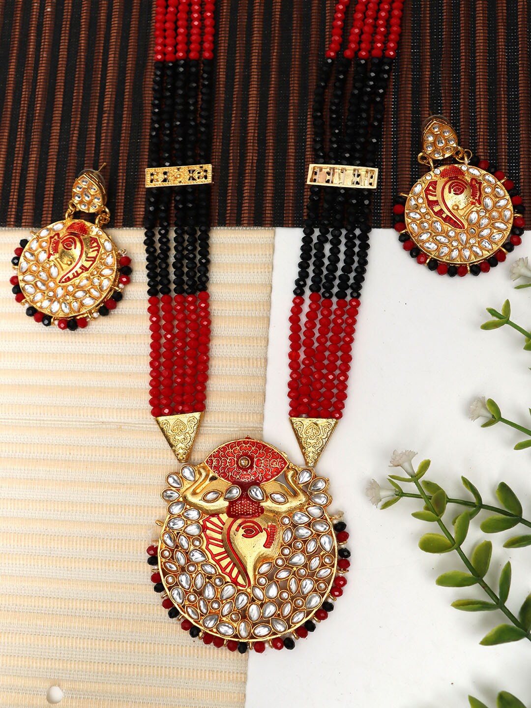 

Ozanoo Gold-Plated Kundan Studded & Beaded Jewellery Set, Black