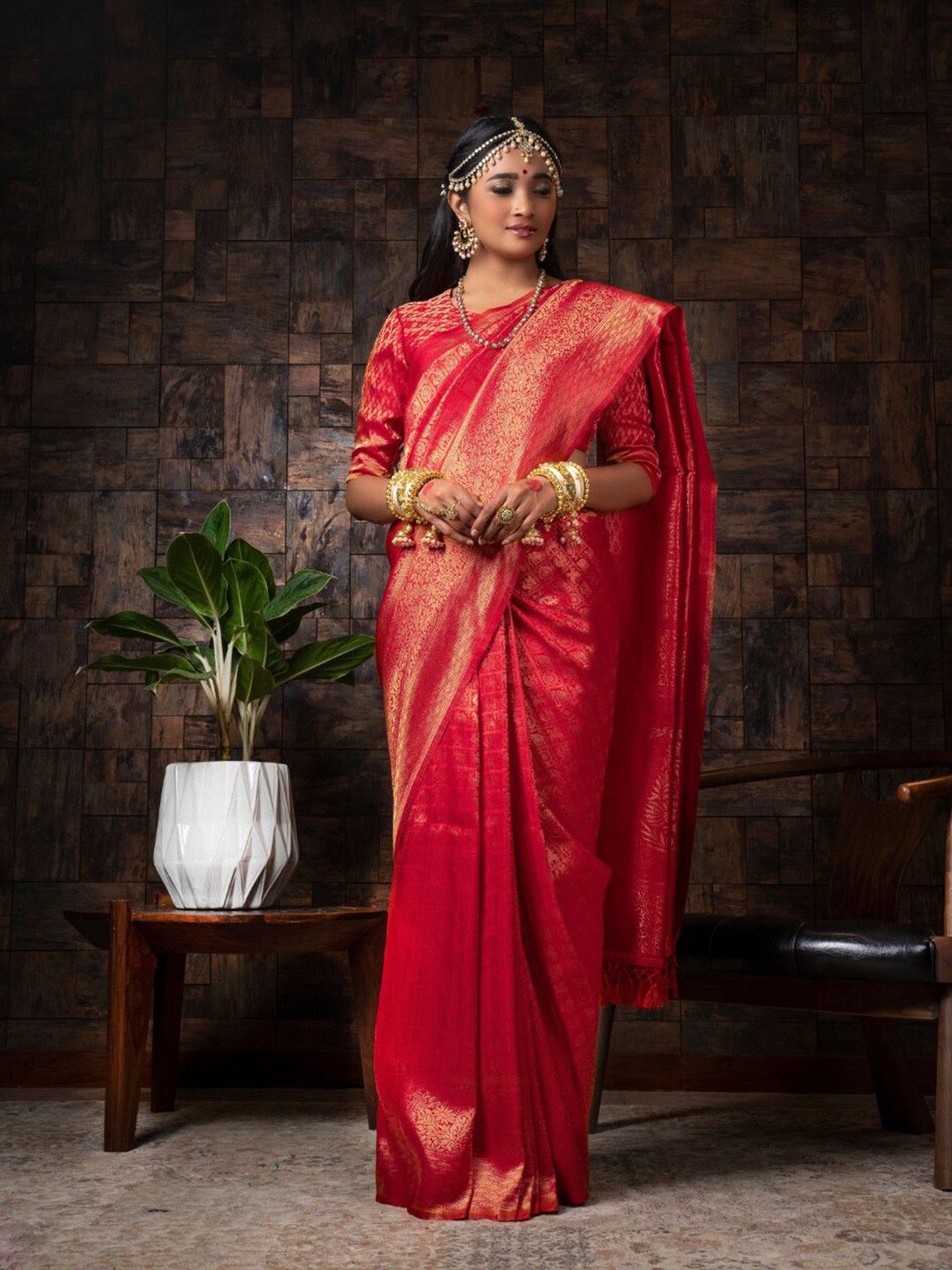 

Vardha Foral Woven Design Zari Kanjeevaram Saree, Red