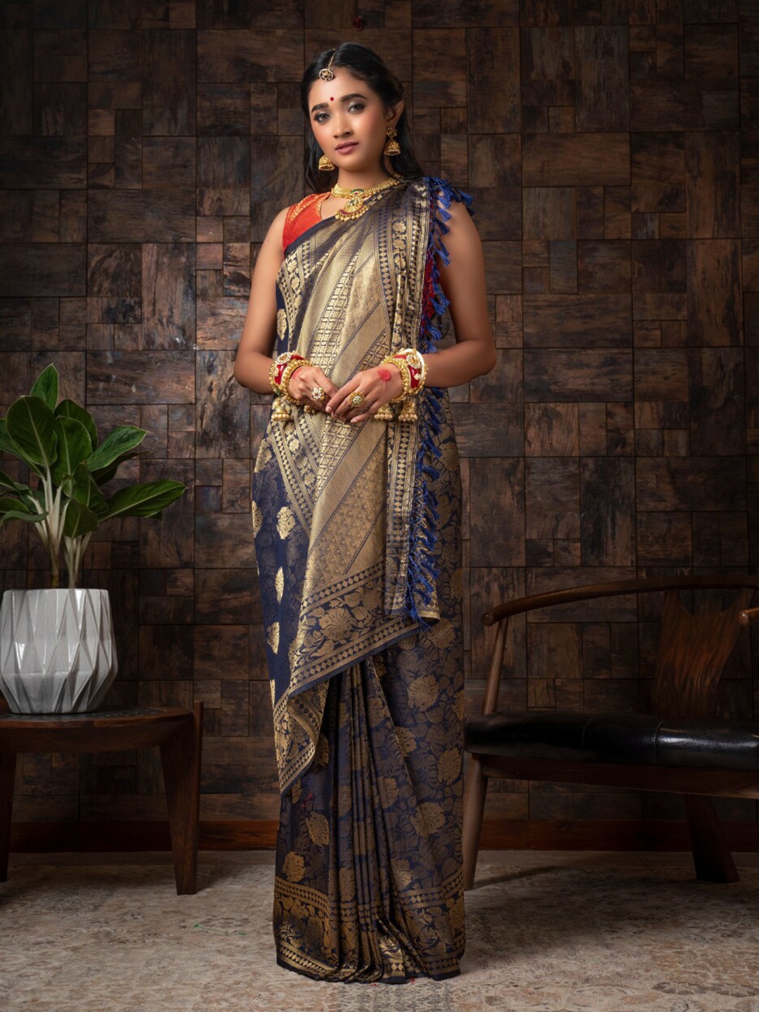 

Vardha Floral Zari Silk Blend Kanjeevaram Saree With Taseele, Navy blue