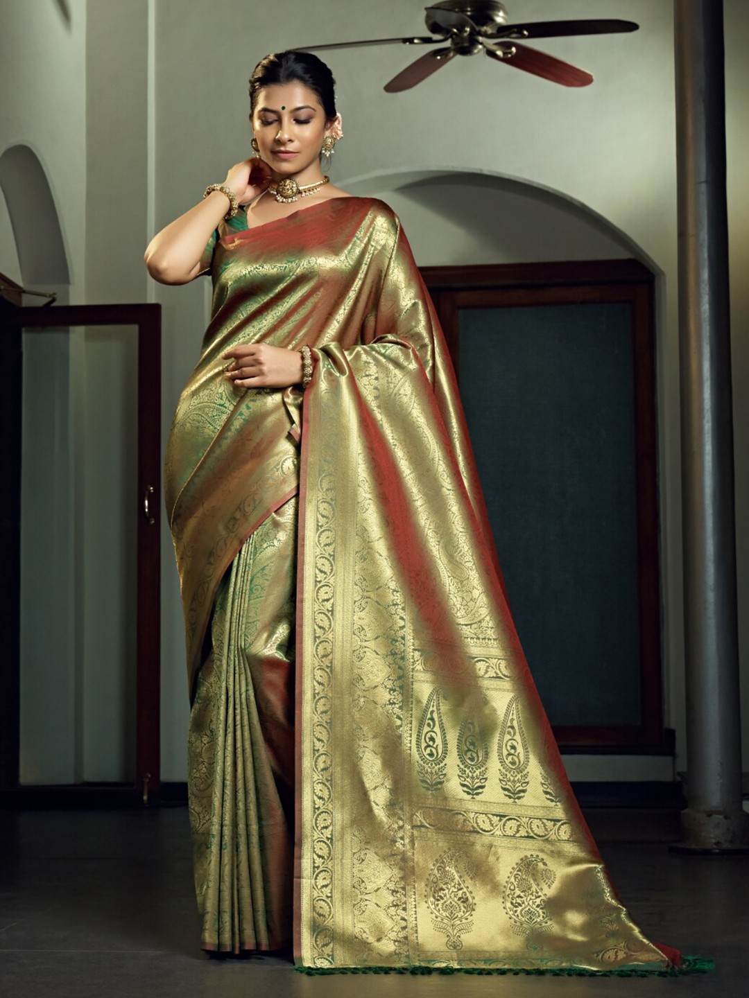 

Vardha Paisley Woven Design Zari Kanjeevaram Saree, Green