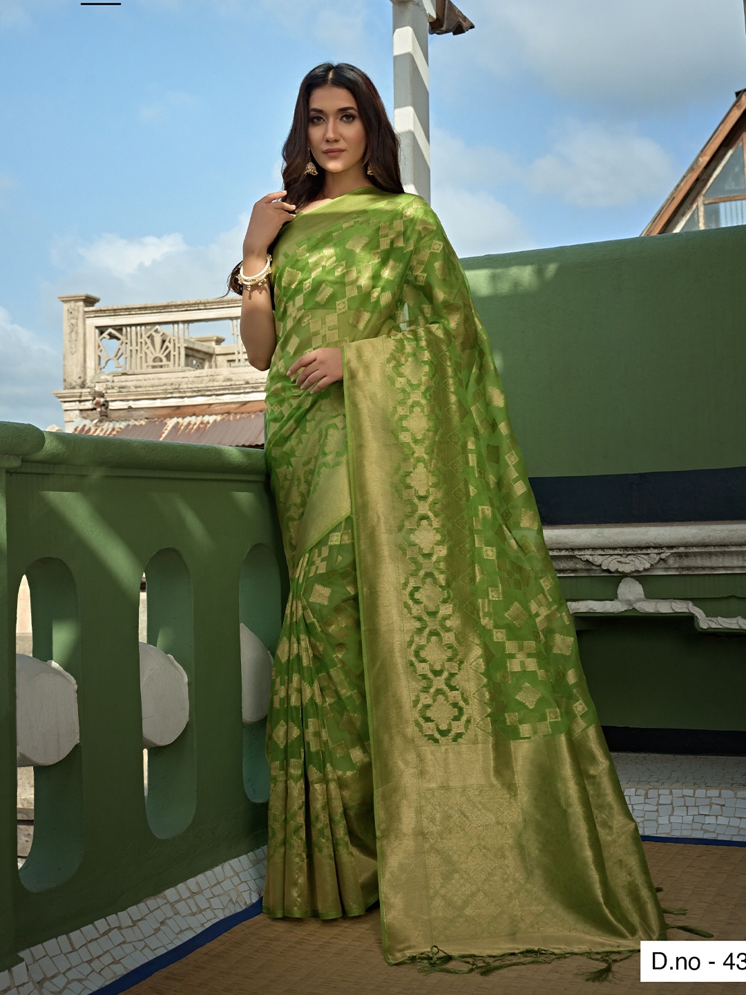 

Vardha Geometric Woven Design Zari Organza Banarasi Saree, Green