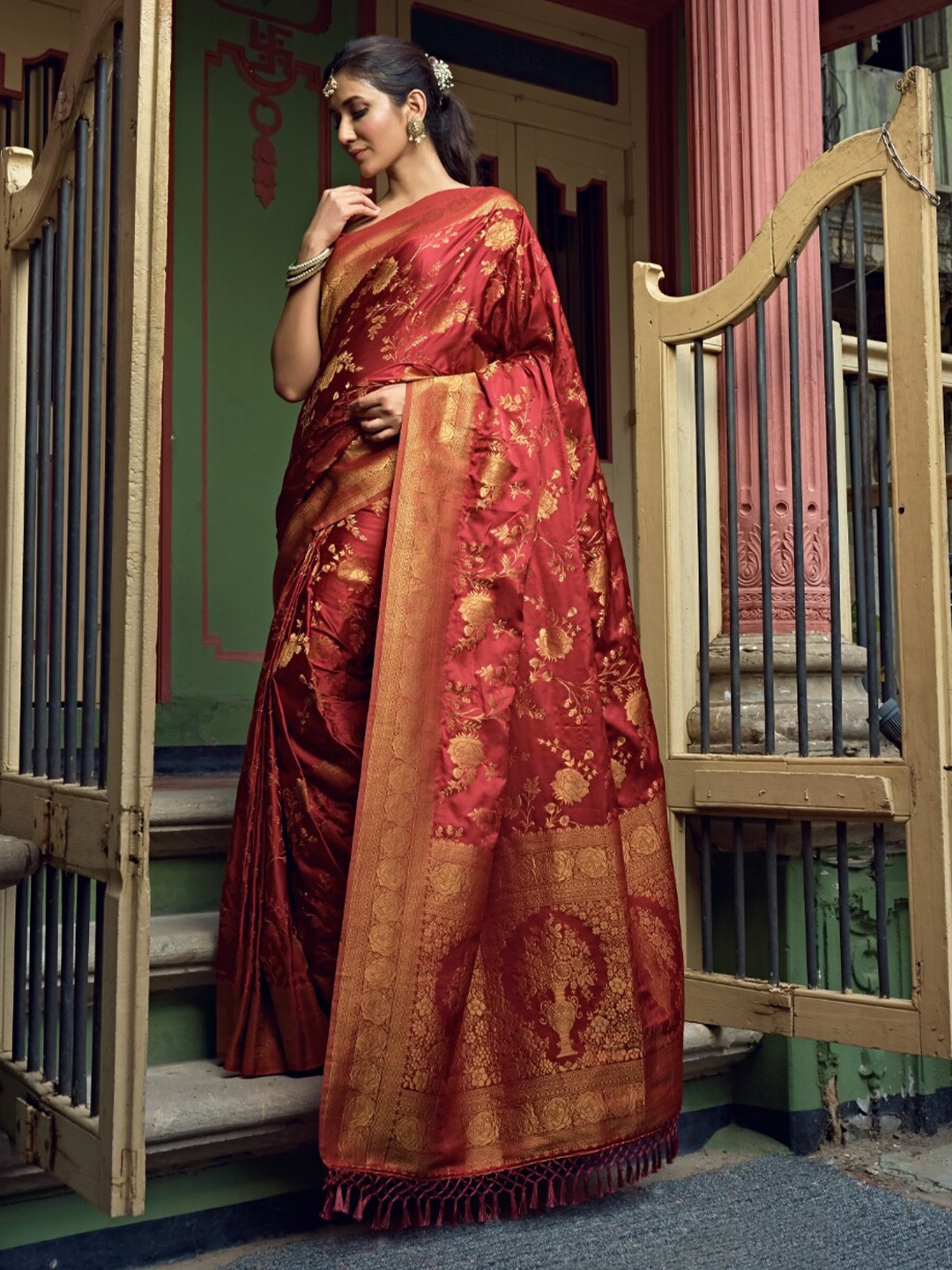

Vardha Foral Woven Design Zari Satin Banarasi Saree, Maroon