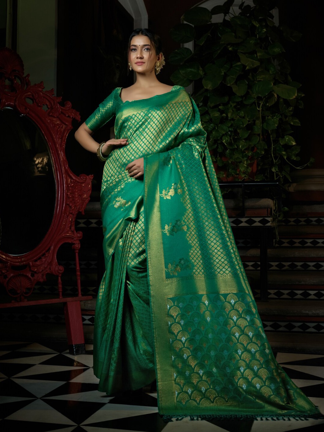 

Vardha Ethnic Motif Woven Design Zari Kanjeevaram Saree, Green