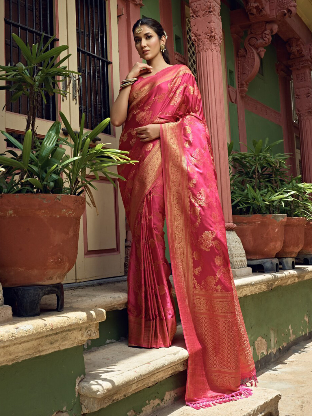 

Vardha Floral Woven Design Zari Satin Banarasi Saree, Pink