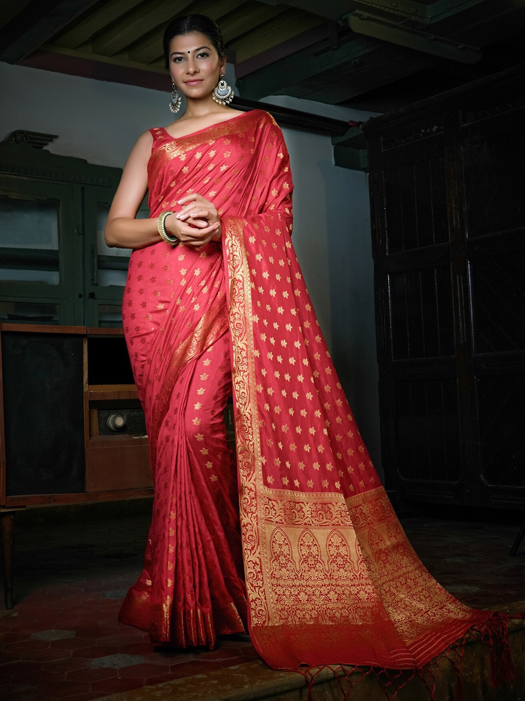 

Vardha Floral Zari Silk Blend Banarasi Saree With Tassel, Red