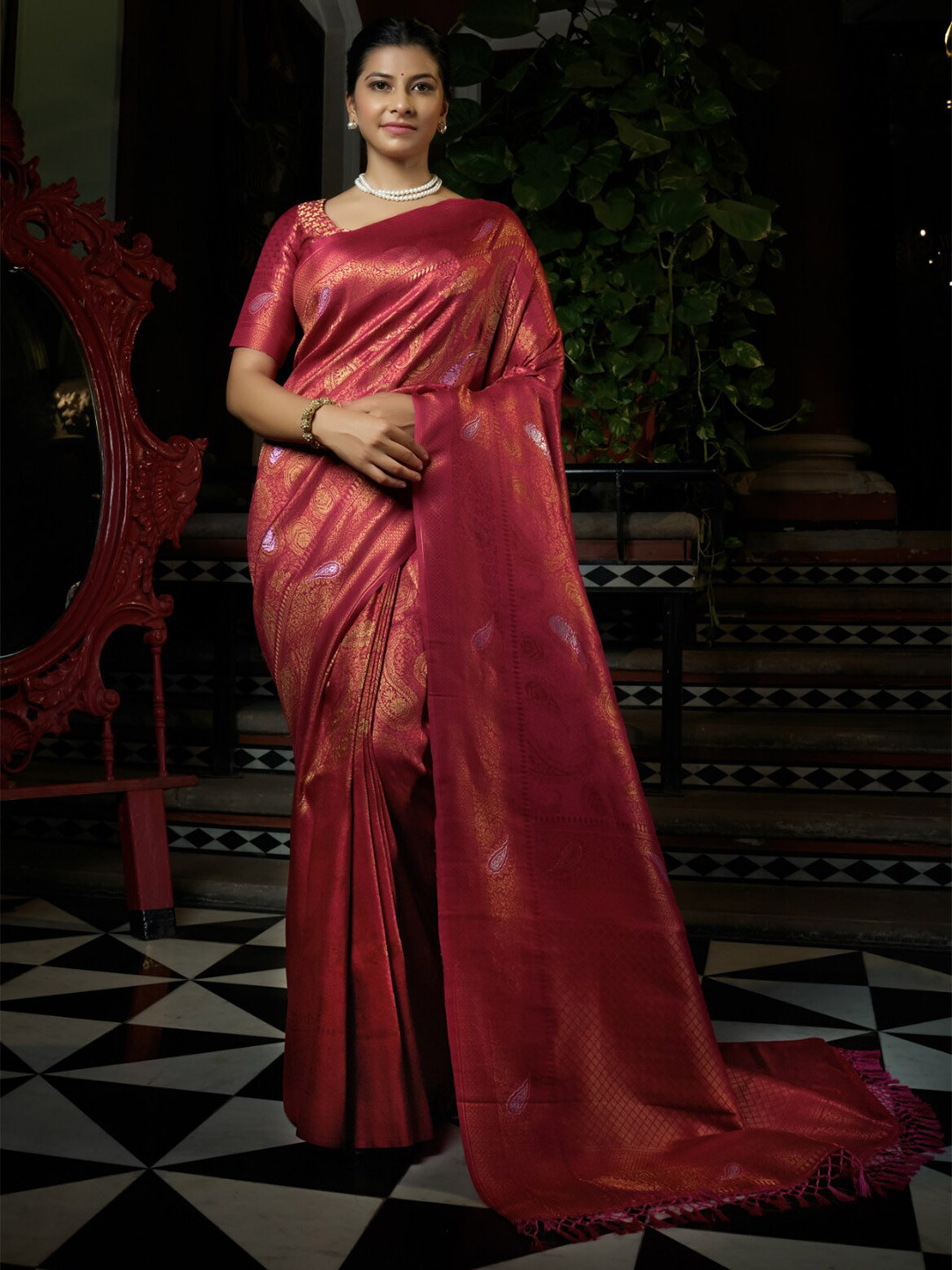 

Vardha Ethnic Motif Woven Design Zari Kanjeevaram Saree, Pink