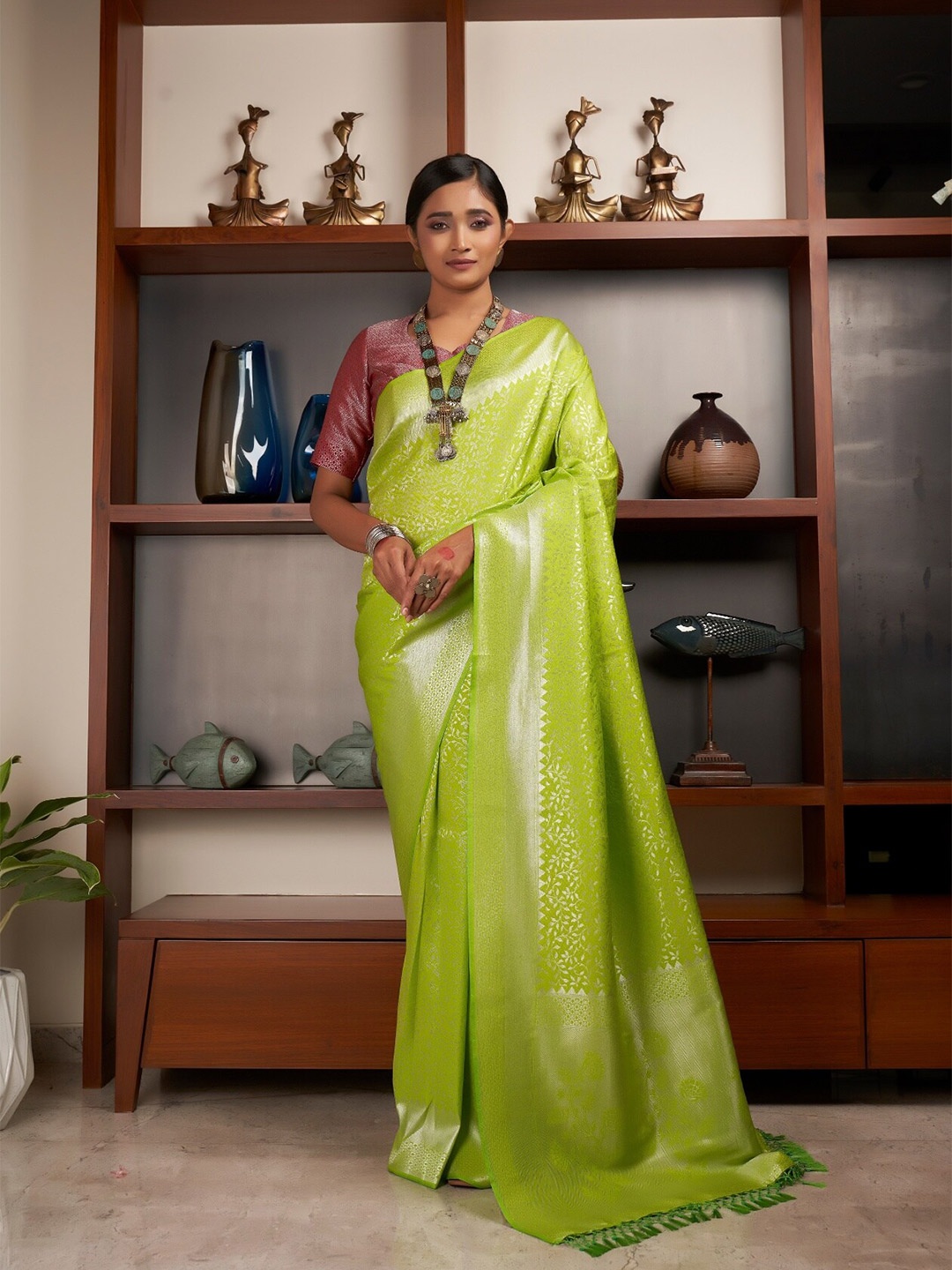 

Vardha Floral Woven Design Zari Kanjeevaram Saree, Green