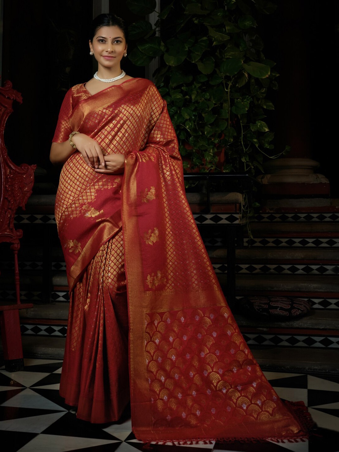 

Vardha Ethnic Motifs Zari Silk Blend Kanjeevaram Saree With Tassel, Red