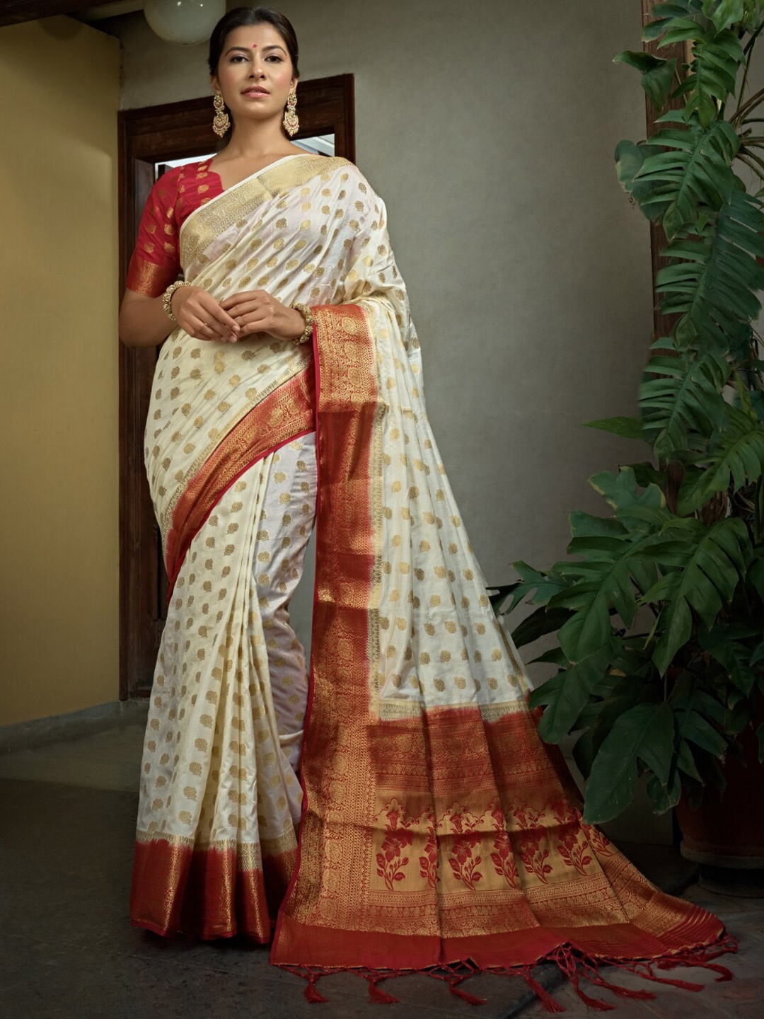 

Vardha Ethnic Motif Zari Silk Blend Banarasi Saree With Tassel, Off white
