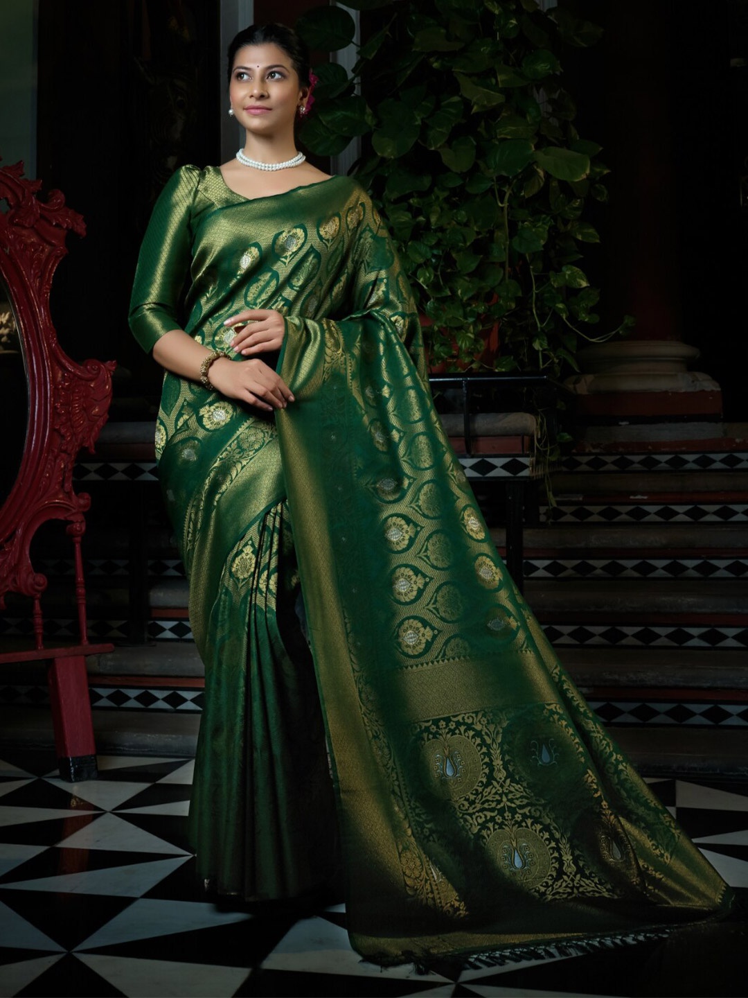 

Vardha Ethnic Motifs Zari Silk Blend Kanjeevaram Saree With Tassel, Green
