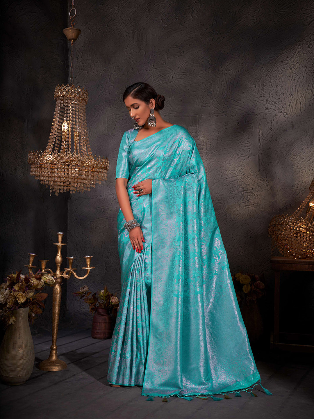 

Vardha Floral Zari Silk Blend Kanjeevaram Saree With Tassel, Turquoise blue