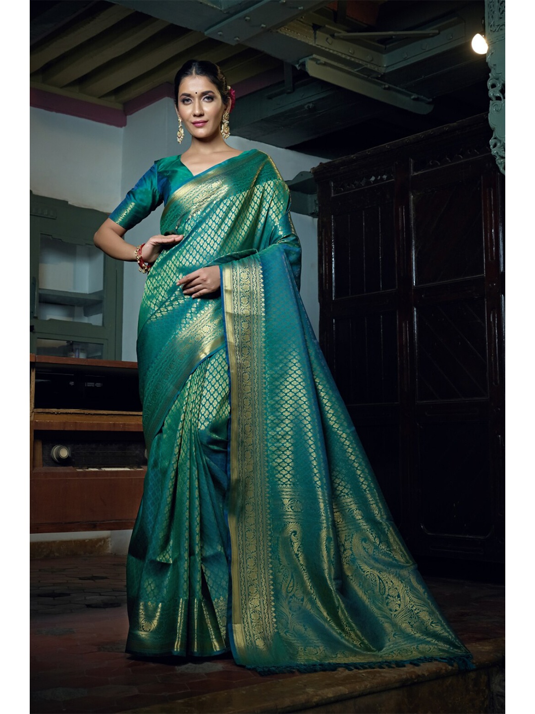 

Vardha Ethnic Motifs Zari Silk Blend Kanjeevaram Saree With Tassel, Teal