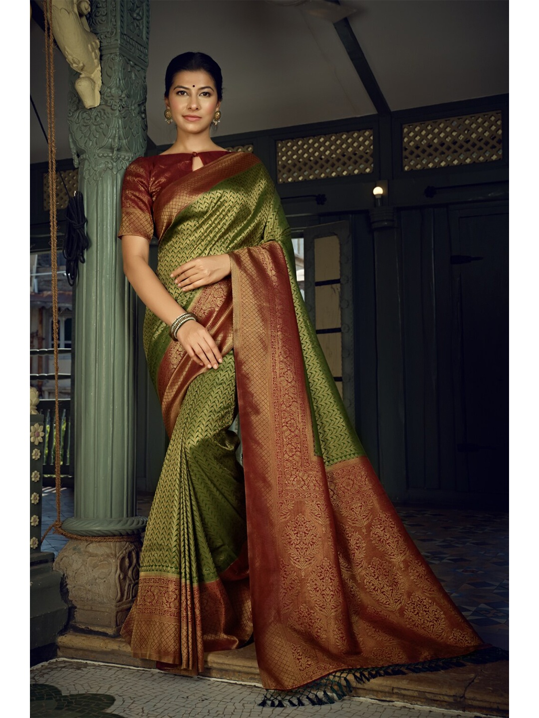 

Vardha Ethnic Woven Design Zari Kanjeevaram Saree, Green