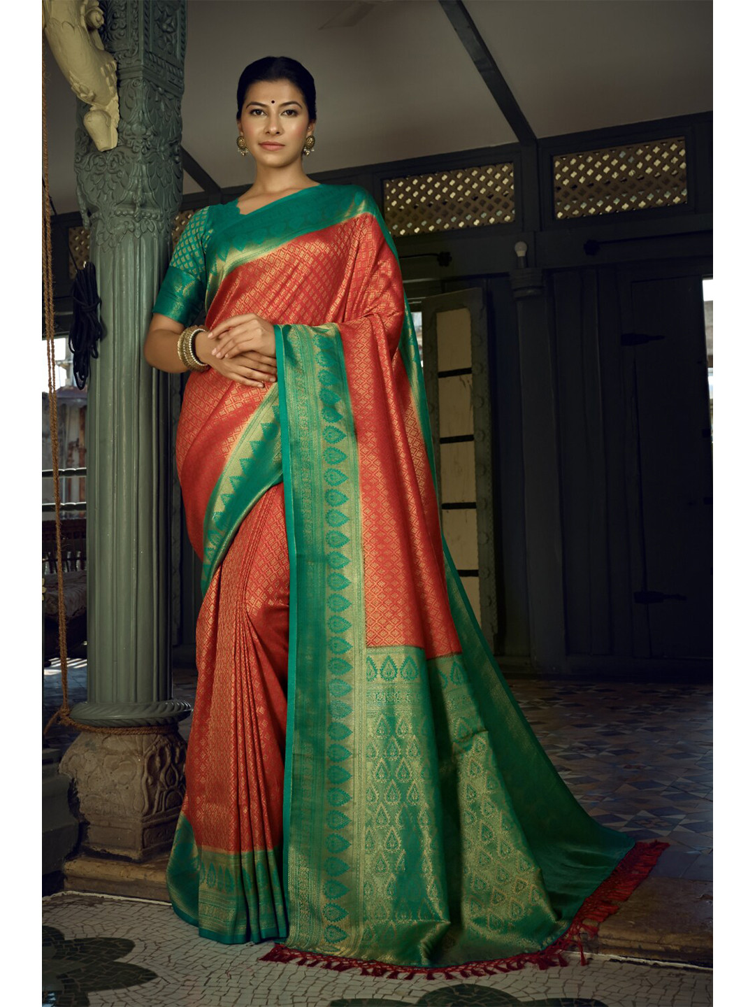 

Vardha Ethnic Woven Design Zari Kanjeevaram Saree, Red