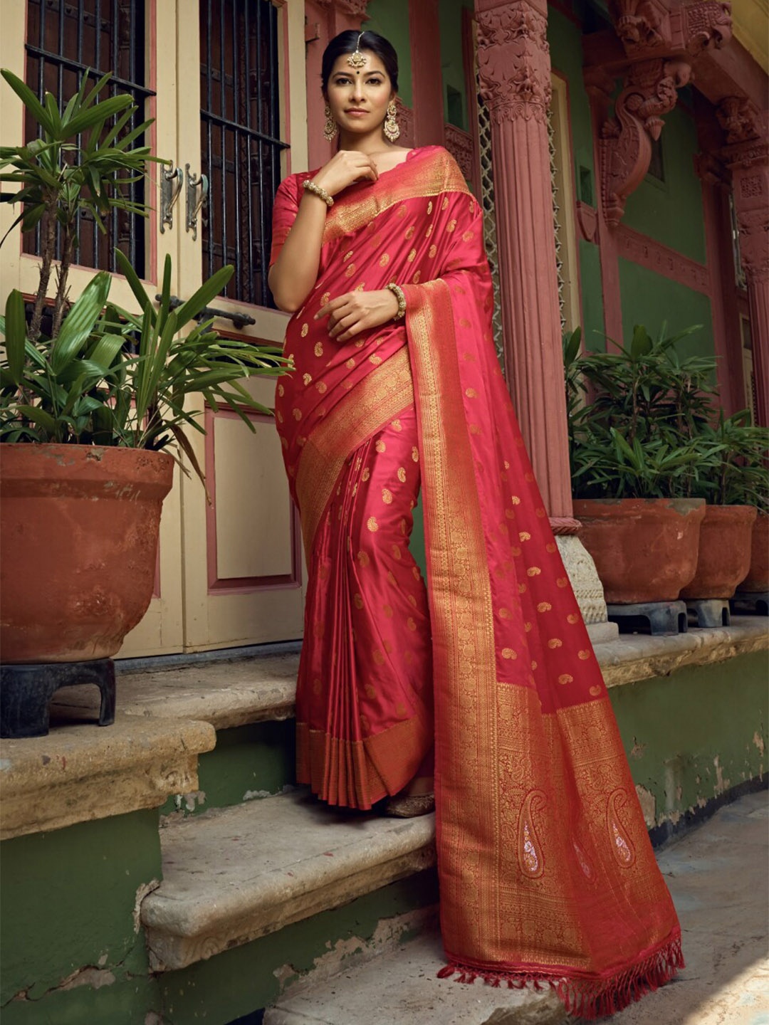 

Vardha Paisley Zari Satin Banarasi Saree With Tassel, Red