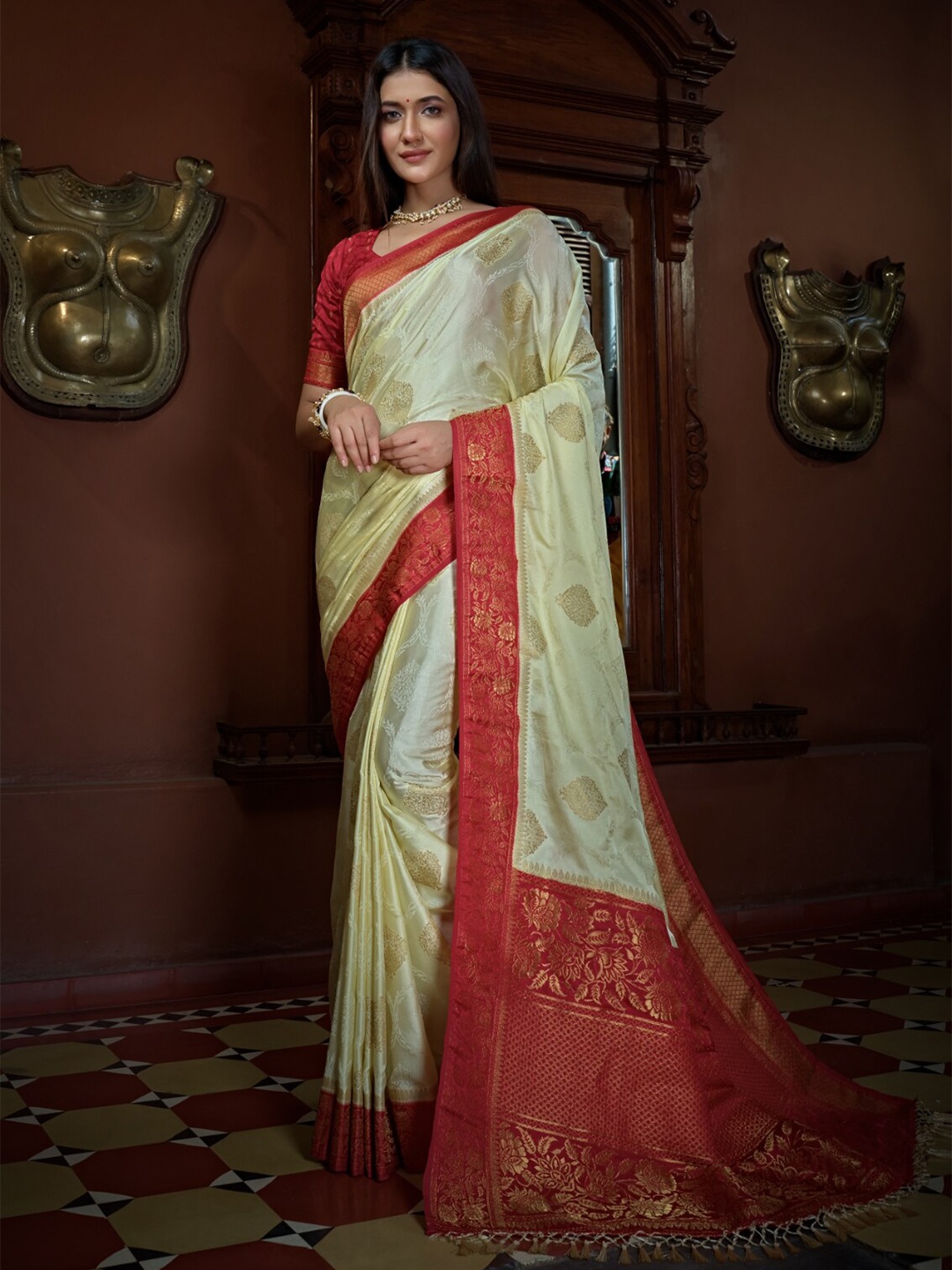 

Vardha Ethnic Motif Woven Design Zari Satin Banarasi Saree, Off white