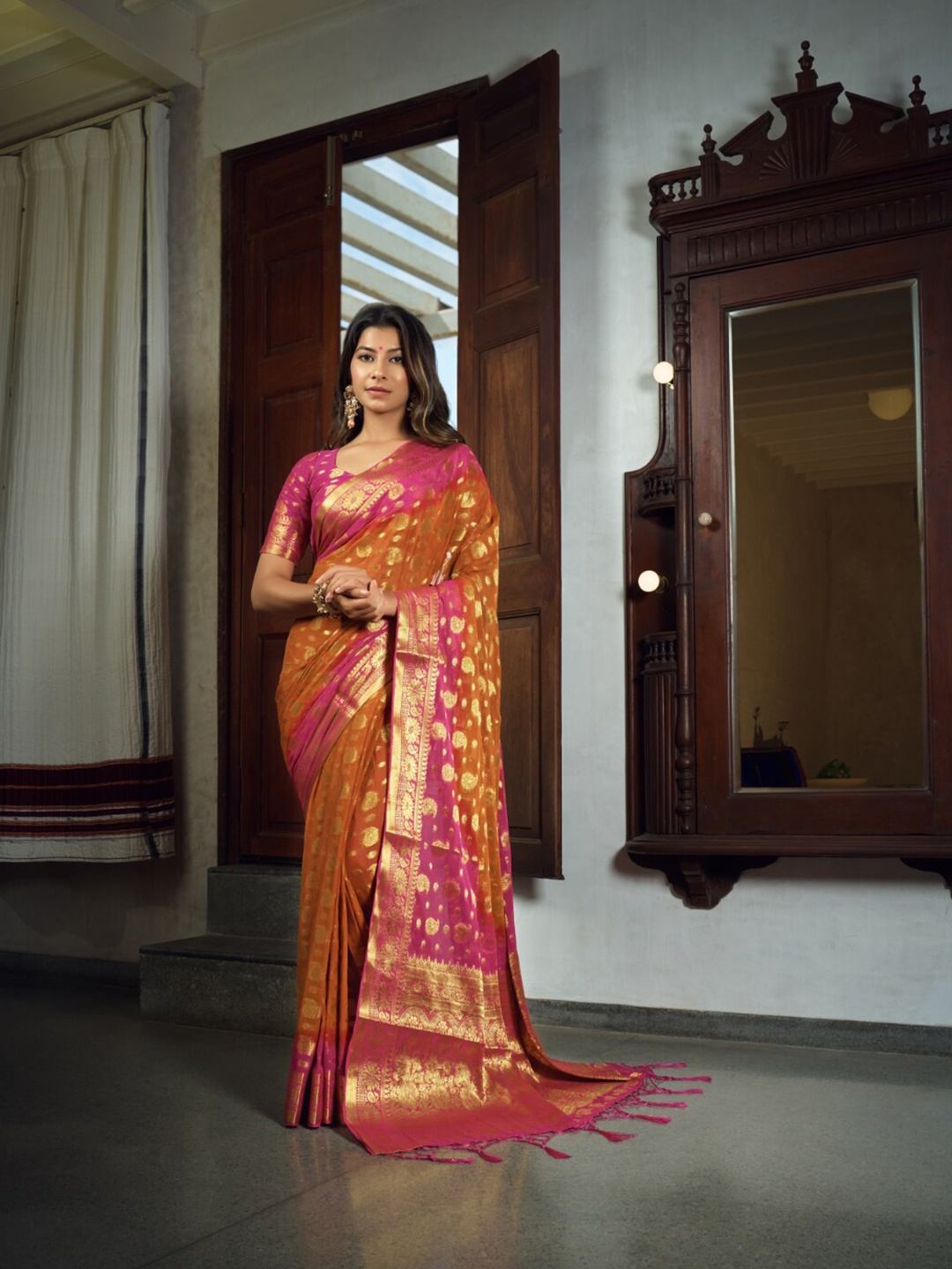 

Vardha Paisley Woven Design Zari Pure Chiffon Banarasi Saree, Orange