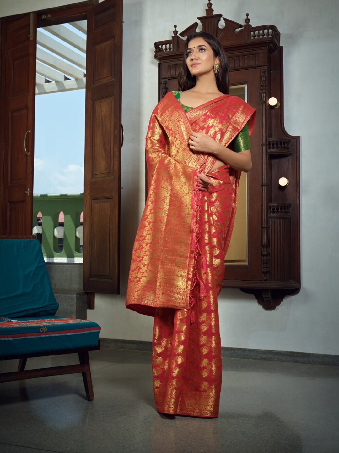 

Vardha Foral Woven Design Zari Pure Chiffon Banarasi Saree, Red