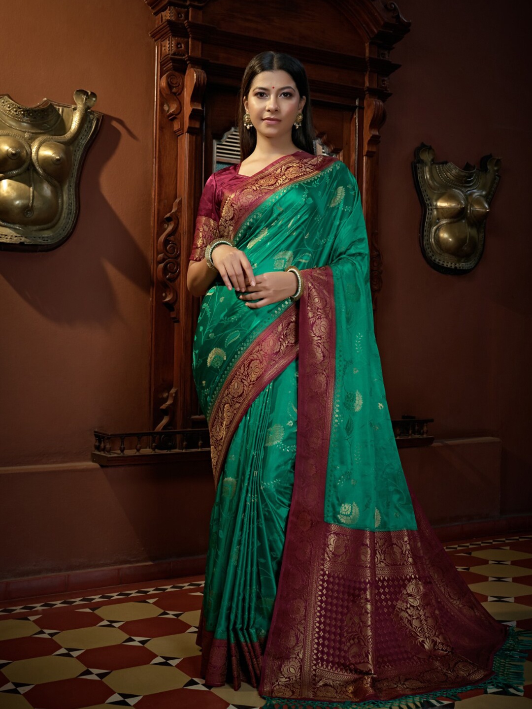 

Vardha Floral Woven Design Zari Satin Banarasi Saree, Green