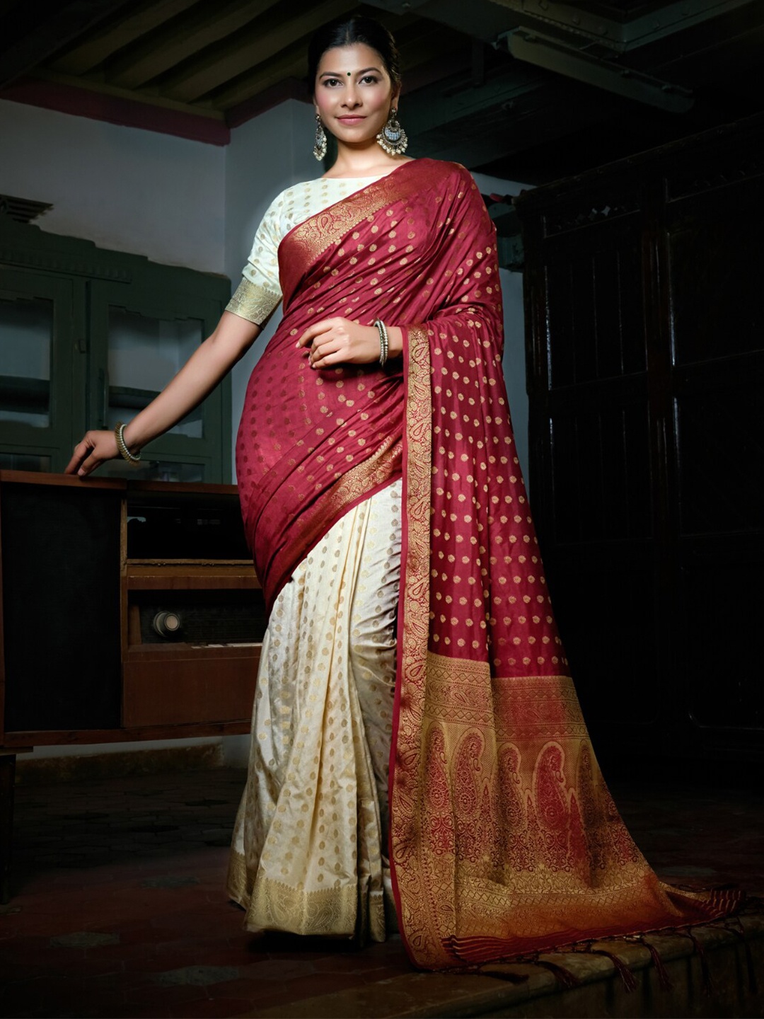 

Vardha Floral Motif Woven Design Zari Banarasi Saree, Maroon