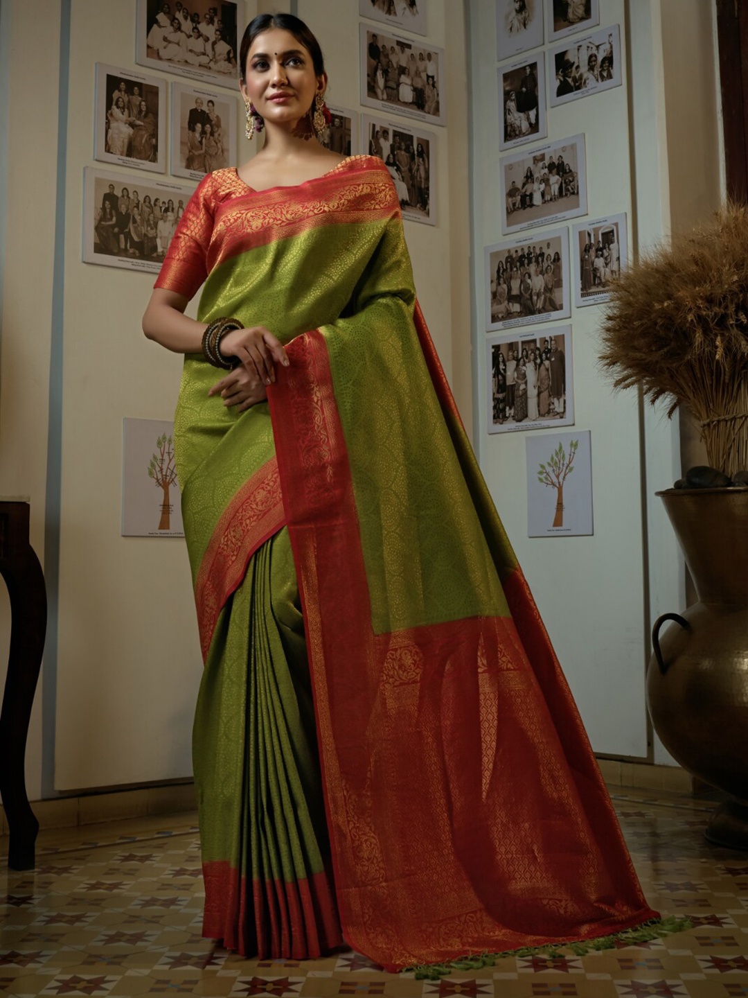 

Vardha Ethnic Woven Design Zari Kanjeevaram Saree, Green