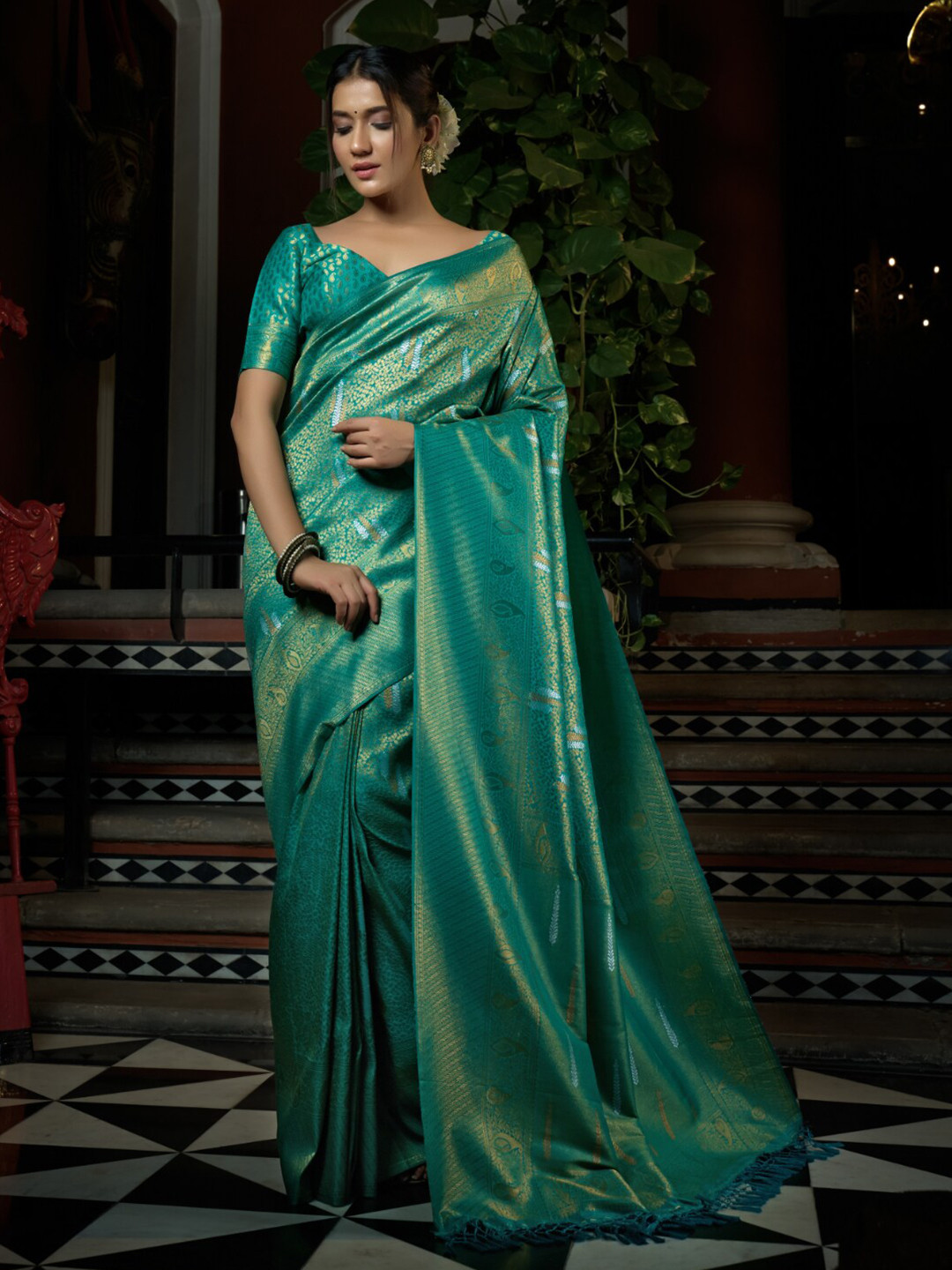 

Vardha Floral Woven Design Zari Kanjeevaram Saree, Teal