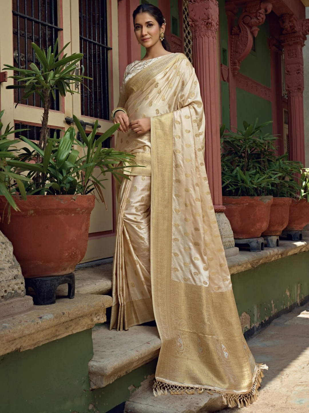 

Vardha Paisley Woven Design Zari Satin Banarasi Saree, Off white