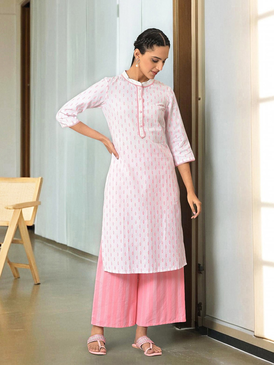 

Aurelia Women Pink Floral Print Cotton Straight Kurta