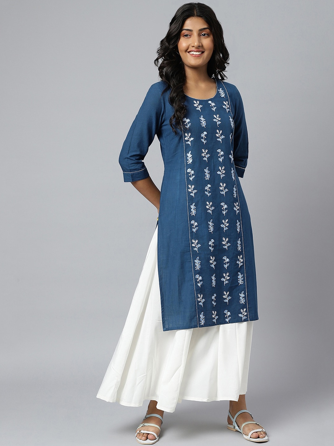 

AURELIA Floral Printed Thread Work Pure Cotton Kurta, Blue